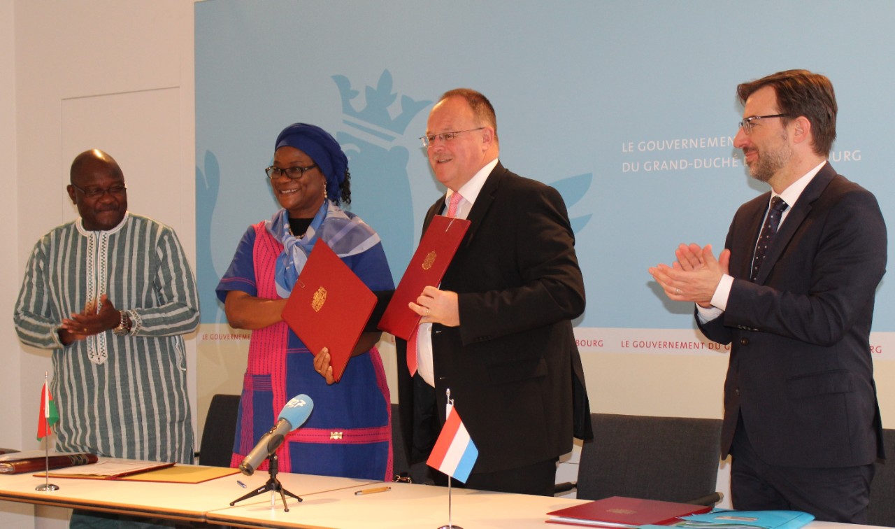 (de g. à dr.) Ambroise Kafando, directeur général de la coopération au ministère de l’Economie, des Finances et du Développement; Hadizatou Rosine Coulibaly/Sori, ministre de l’Economie, des Finances et du Développement ; Romain Schneider, ministre de la Coopération et de l’Action humanitaire ; Manuel Tonnar, directeur de la coopération au développement et de l’action humanitaire