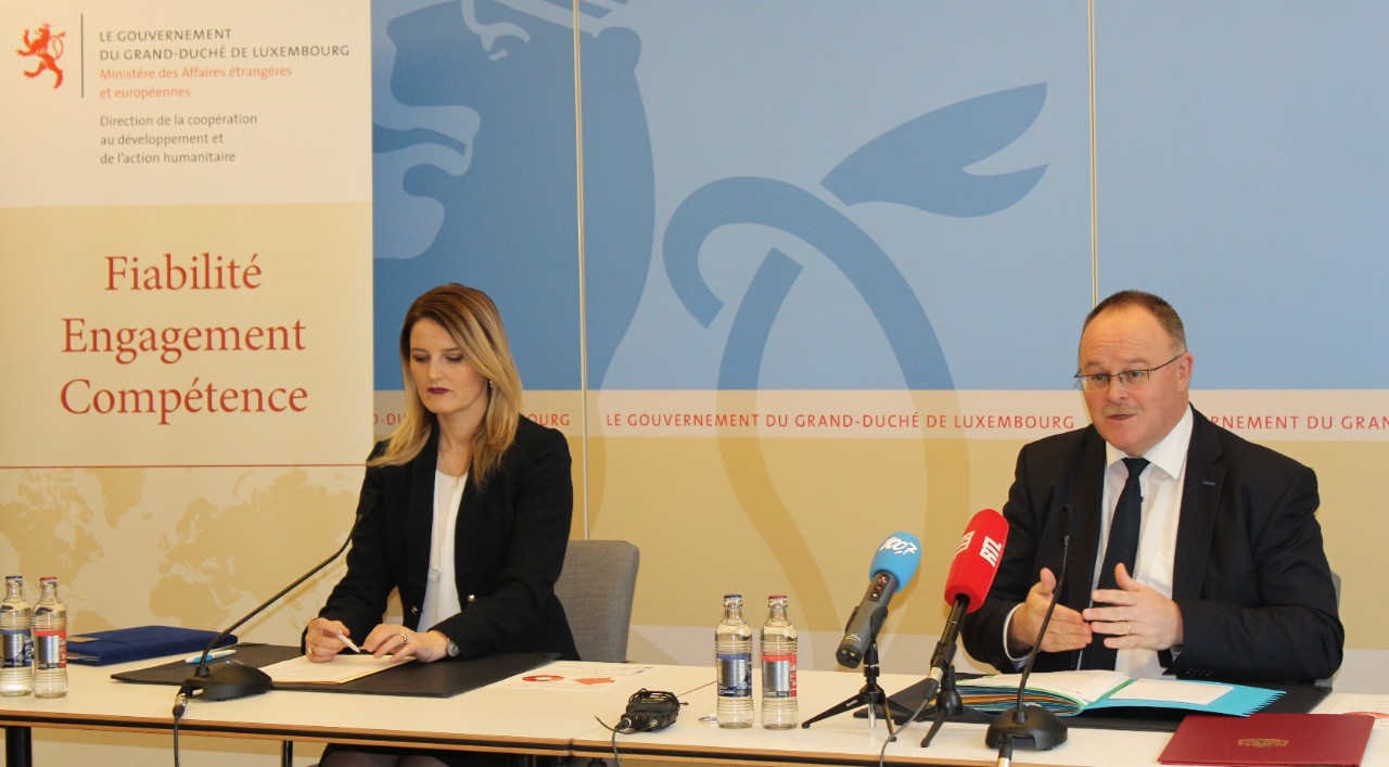 (de g. à dr.) Dhurata Hoxha, ministre de l'Intégration européenne ; Romain Schneider, ministre de la Coopération et de l'Action humanitaire