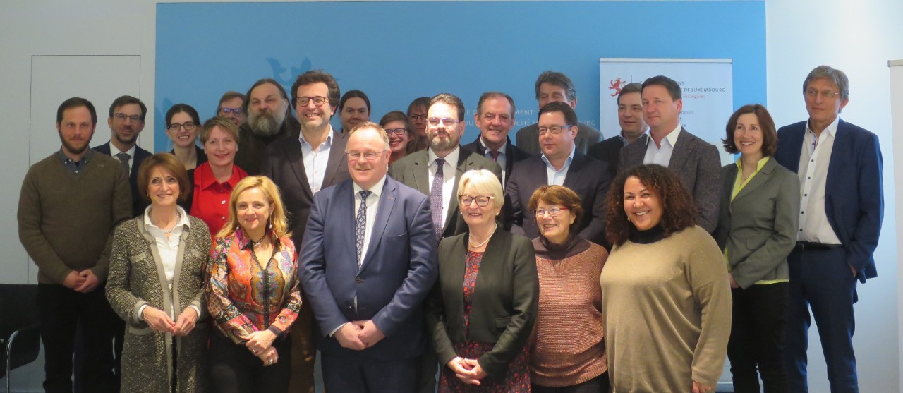 Romain Schneider, ministre de la Coopération et de l'Action humanitaire, entouré des représentants des ONGD signataires